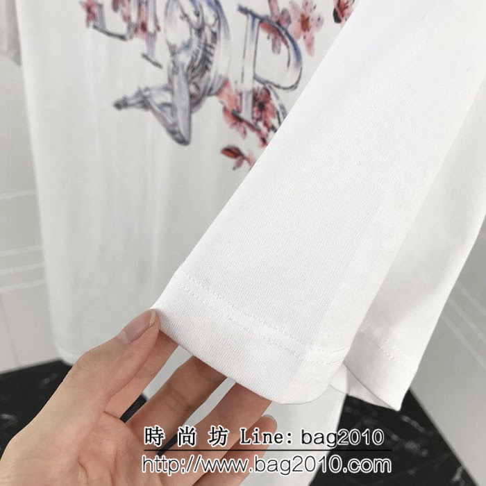 DIOR迪奧 x Kaws19早春聯名款 小金人梅花短袖T-shirt 絲光棉面料 數碼印花工藝 雜誌最新款 ydi2112